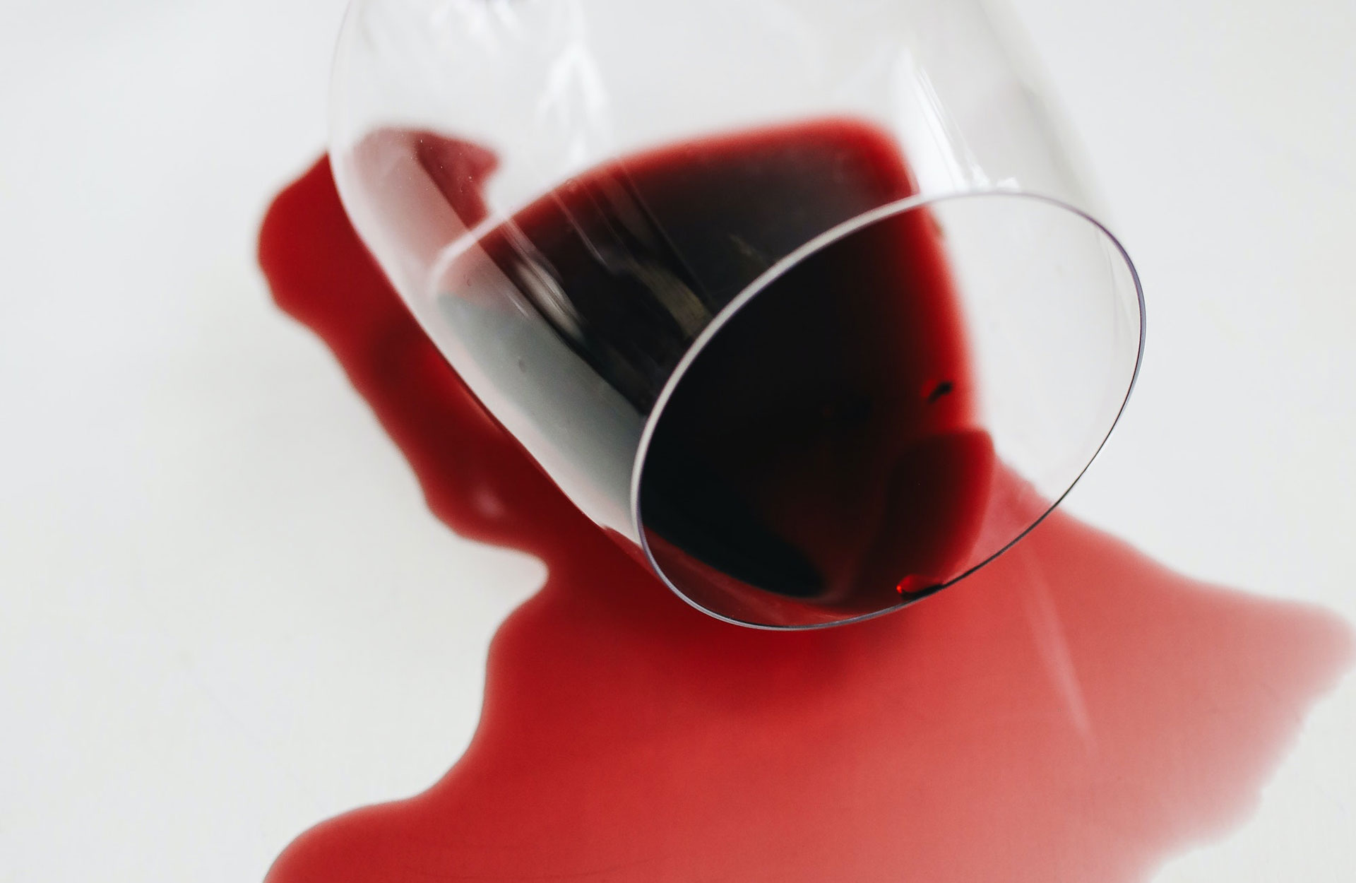 Красное вино окрашивает стул